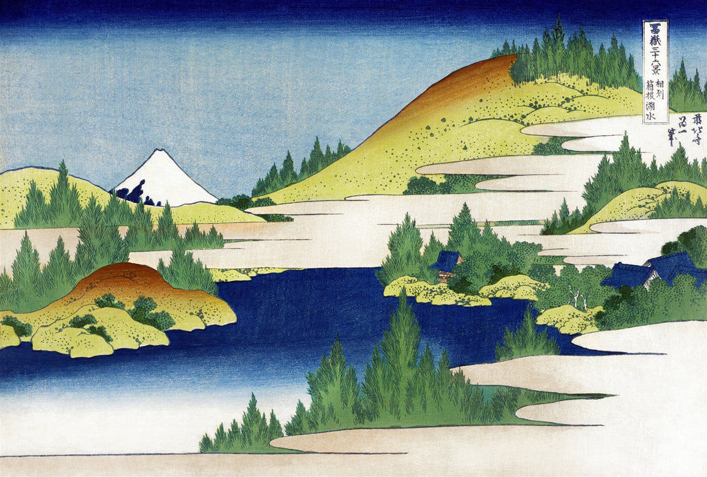 Quadro decorativo mostrando uma paisagem japonesa com um lago azul profundo, colinas verdes e marrons, árvores coníferas e o Monte Fuji coberto de neve ao fundo. A obra é de Hokusai.
