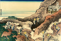 Xilogravura japonesa de Katsushika Hokusai, 'Peregrinos Escalando o Monte Fuji'. Homens com chapéus de palha e cajados sobem uma montanha rochosa com vegetação e nuvens, em direção a um abrigo no topo. O céu e o oceano ao fundo são azuis e claros.