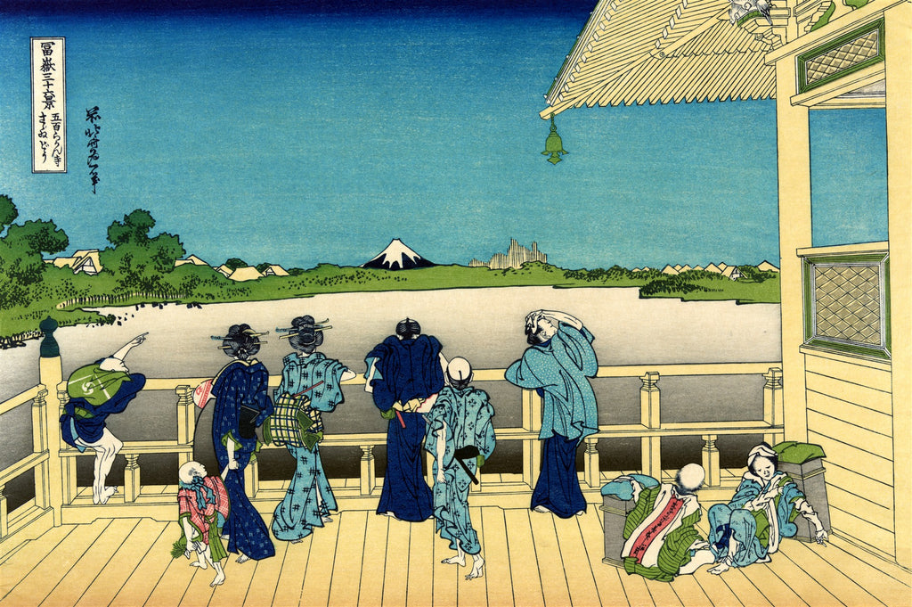 Xilogravura japonesa colorida de Hokusai, mostrando pessoas em uma ponte observando uma paisagem com montanhas e água. O céu é azul e vibrante.