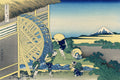 Xilogravura japonesa colorida de uma roda d'água em funcionamento, com pessoas trabalhando e o Monte Fuji ao fundo. A cena é vibrante e detalhada, com tons de azul, verde e amarelo.
