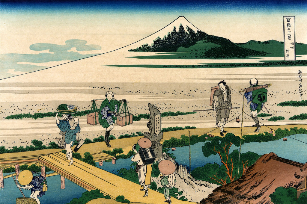 Gravura japonesa colorida de Hokusai mostrando pessoas em uma ponte com o Monte Fuji ao fundo.