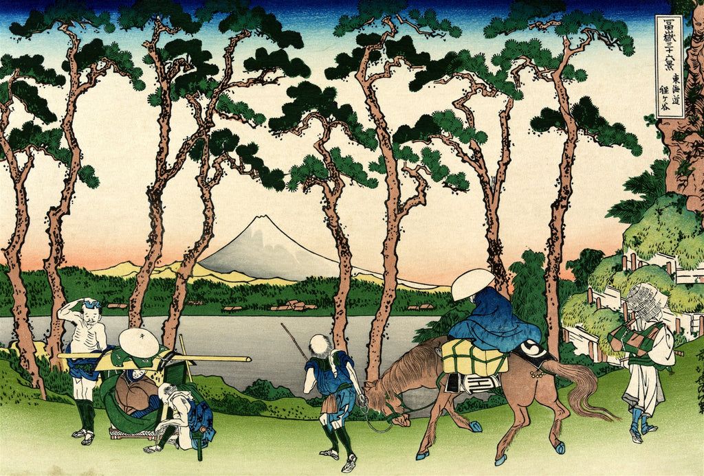 Xilogravura japonesa de Katsushika Hokusai, "A Estrada de Tokaido em Ejiri", mostrando viajantes em uma paisagem com pinheiros altos, um lago e o Monte Fuji ao fundo. As cores predominantes são verde, azul e tons terrosos, com pessoas em trajes tradicionais.