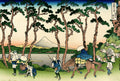 Xilogravura japonesa de Katsushika Hokusai, "A Estrada de Tokaido em Ejiri", mostrando viajantes em uma paisagem com pinheiros altos, um lago e o Monte Fuji ao fundo. As cores predominantes são verde, azul e tons terrosos, com pessoas em trajes tradicionais.