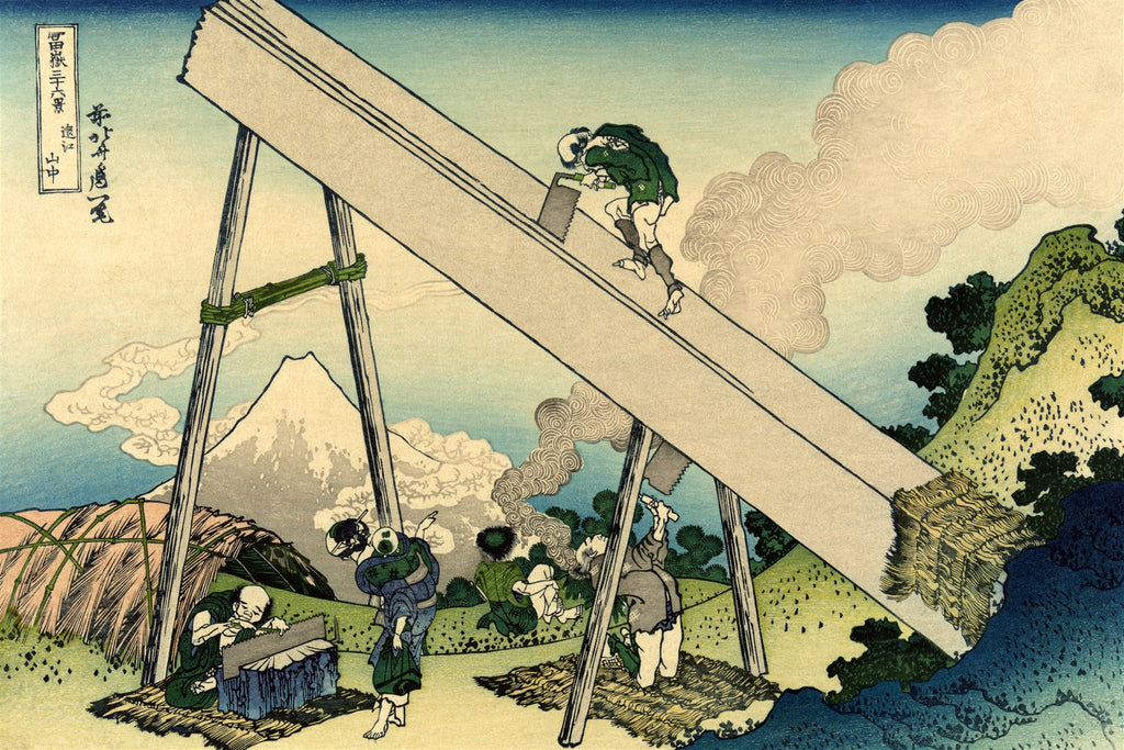 Xilogravura japonesa de Katsushika Hokusai, mostrando trabalhadores serrando madeira com o Monte Fuji ao fundo. Detalhes de fumaça e nuvens.
