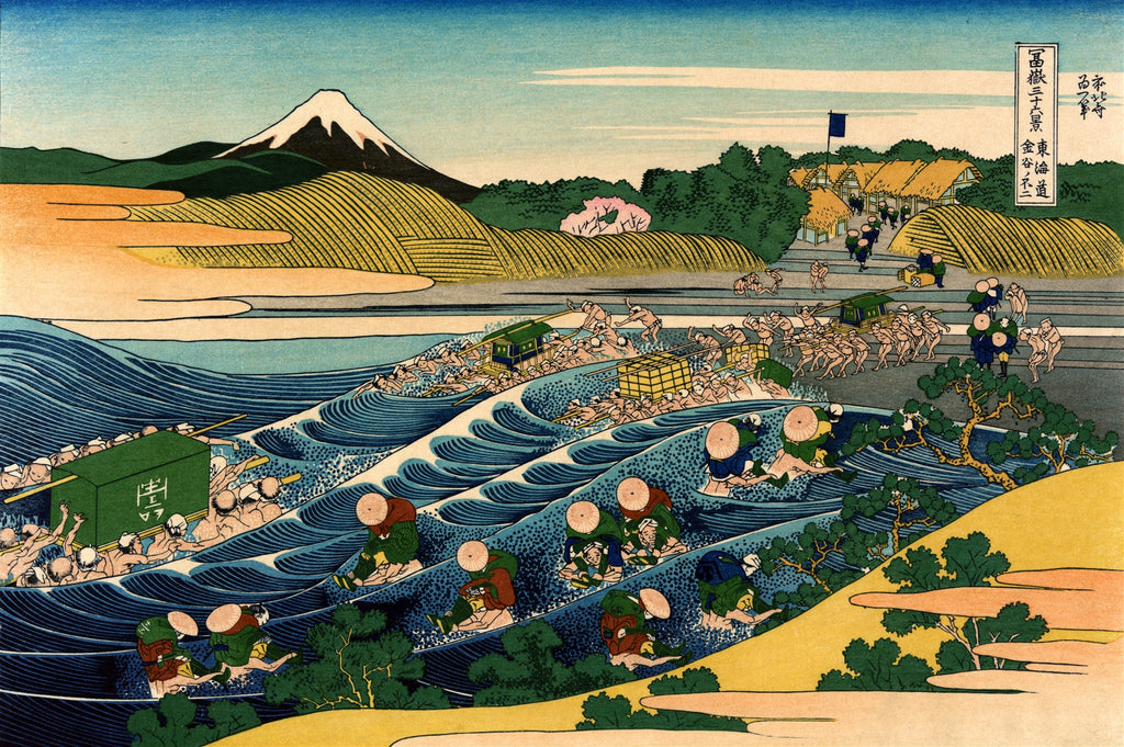 Xilogravura japonesa de Katsushika Hokusai, mostrando pessoas atravessando um rio agitado com o Monte Fuji ao fundo. A cena é dinâmica, com muitos personagens em tons de azul e verde.