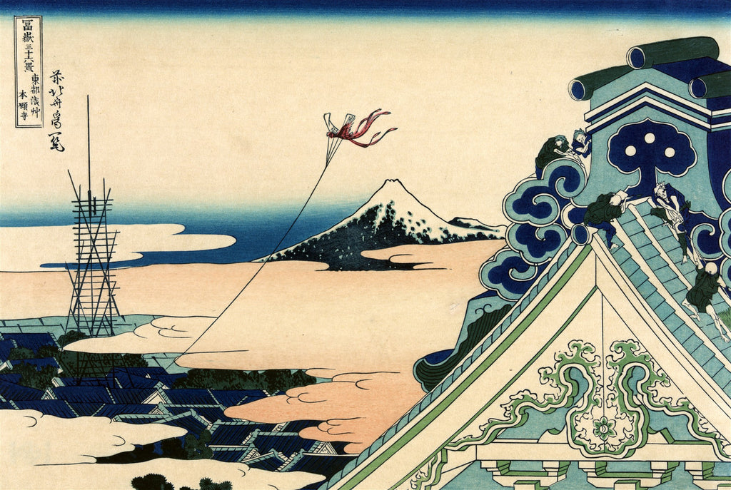 Gravura japonesa colorida de Katsushika Hokusai, 'A Pipa do Templo de Honjo', mostrando homens em um telhado, uma pipa no céu e o Monte Fuji ao fundo.