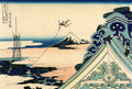 Gravura japonesa colorida de Katsushika Hokusai, 'A Pipa do Templo de Honjo', mostrando homens em um telhado, uma pipa no céu e o Monte Fuji ao fundo.