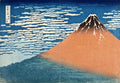 Quadro decorativo mostrando a icônica xilogravura japonesa 'Fuji Vermelho' de Hokusai. O Monte Fuji é retratado em tons de laranja e marrom, com o topo nevado e uma base verde escura de árvores. O céu é um azul intenso, com nuvens brancas e finas que se estendem horizontalmente.