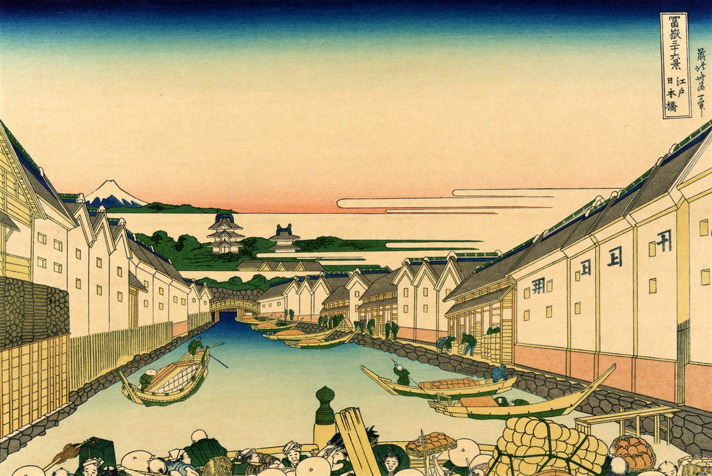 Vista aérea detalhada de um canal no Japão antigo, com barcos e pessoas, cercado por casas tradicionais e o Monte Fuji ao fundo. Obra de Katsushika Hokusai.
