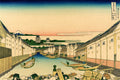 Vista aérea detalhada de um canal no Japão antigo, com barcos e pessoas, cercado por casas tradicionais e o Monte Fuji ao fundo. Obra de Katsushika Hokusai.