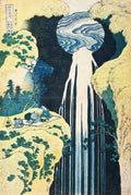 Gravura japonesa colorida de Katsushika Hokusai, 'A Cachoeira de Amida', mostrando uma grande cachoeira circular no centro e três figuras em uma plataforma rochosa à esquerda, com montanhas e pinheiros ao redor, em tons de azul, verde e ocre.
