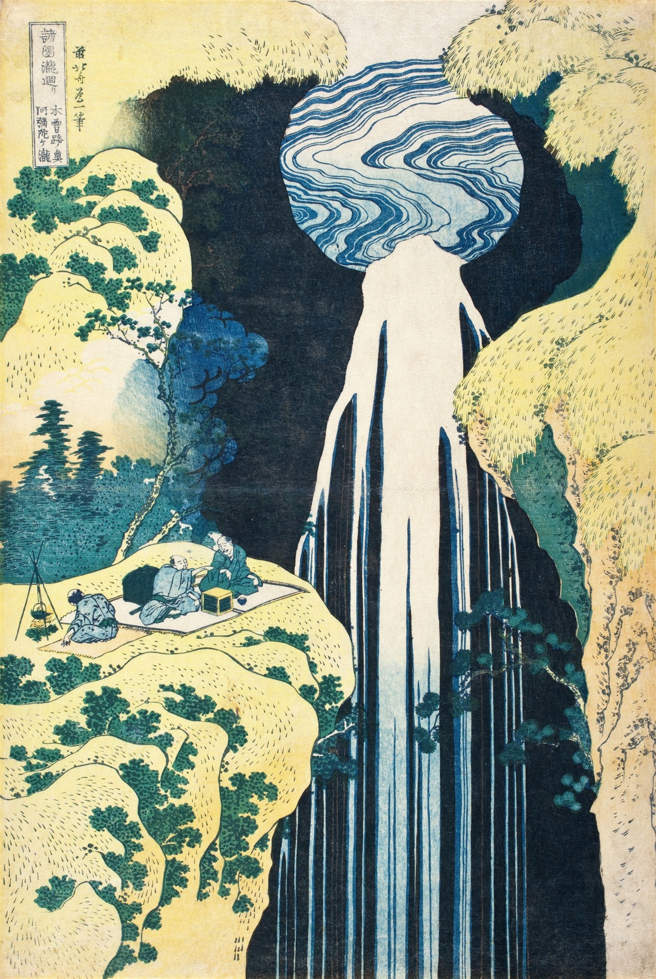 Gravura japonesa colorida de Katsushika Hokusai, 'A Cachoeira de Amida', mostrando uma grande cachoeira circular no centro e três figuras em uma plataforma rochosa à esquerda, com montanhas e pinheiros ao redor, em tons de azul, verde e ocre.