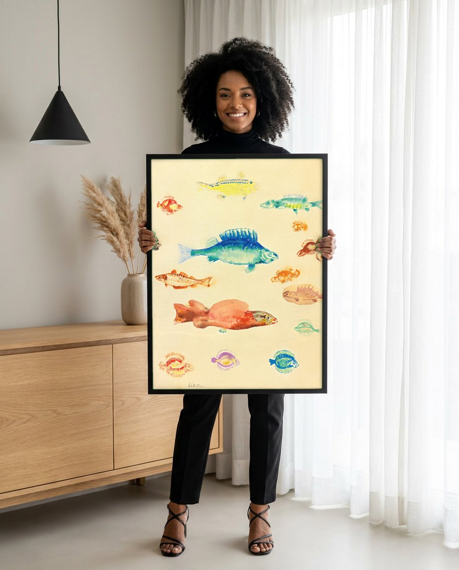 Quadro Decorativo Estudos de Peixes - Odilon Redon | modelo apresentando o quadro emoldurado