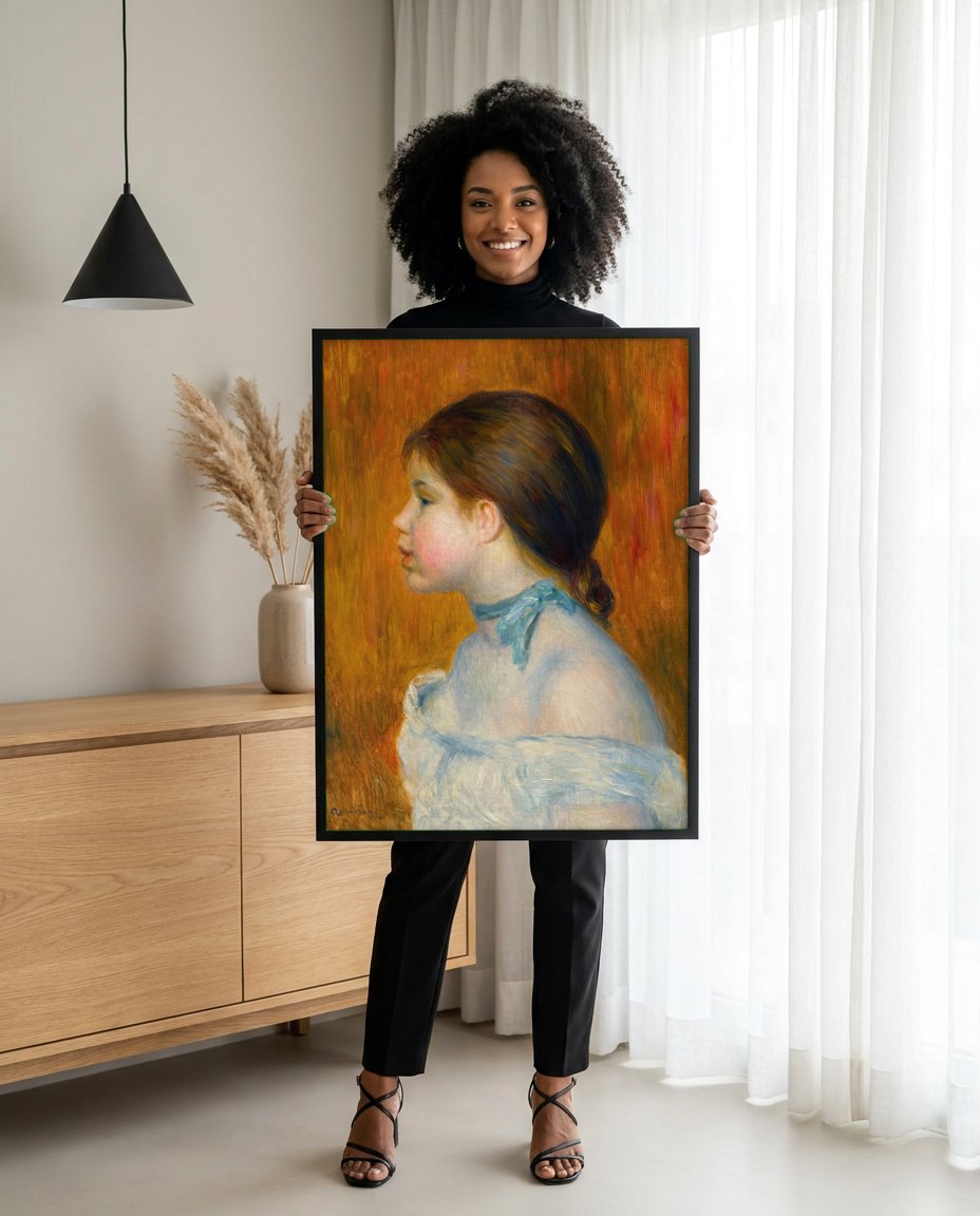 Quadro Decorativo Jovem Mulher de Perfil - Renoir | modelo apresentando o quadro emoldurado