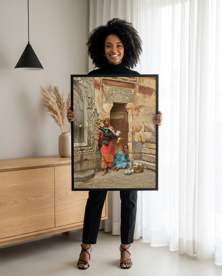 Quadro Decorativo Cena de Rua Oriental – Ludwig Deutsch | modelo apresentando o quadro emoldurado