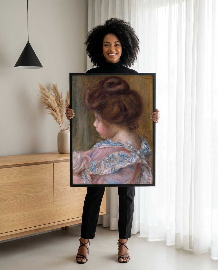 Quadro Decorativo Jovem Mulher de Perfil - Renoir | modelo apresentando o quadro emoldurado