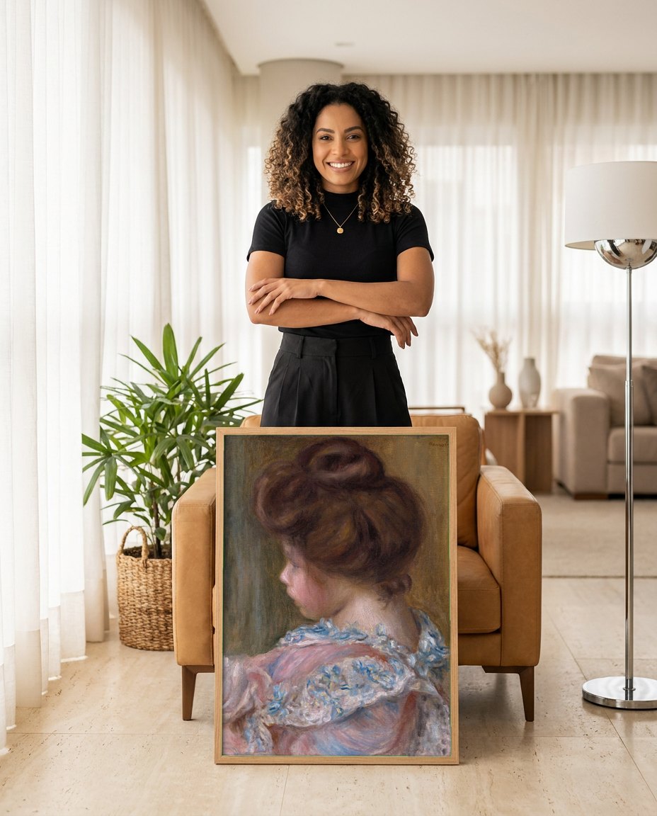 Quadro Decorativo Jovem Mulher de Perfil - Renoir | modelo apresentando o quadro emoldurado