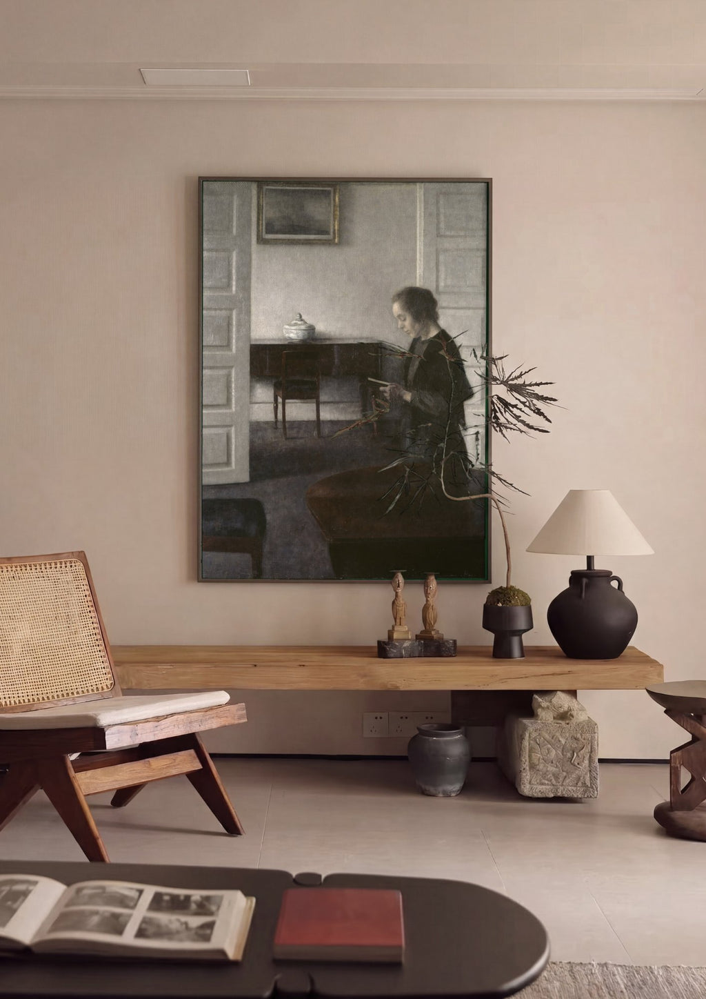 Quadro Decorativo Interior com Mulher Lendo – Vilhelm Hammershøi em ambiente decorado