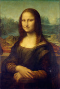 Retrato da Mona Lisa de Leonardo da Vinci, apresentando uma mulher com um sorriso enigmático, mãos cruzadas e um fundo de paisagem montanhosa e aquática com céu esverdeado, em tons escuros e terrosos.