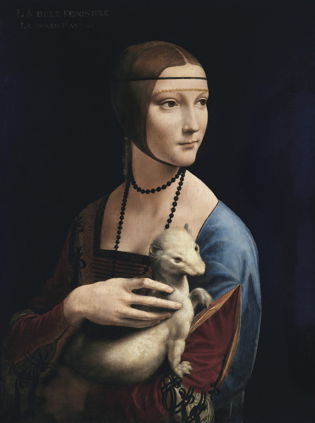 Retrato de "A Dama com Arminho" de Leonardo da Vinci, apresentando uma jovem elegante segurando um arminho branco contra um fundo escuro. A mulher veste um vestido azul e vermelho, com um colar de contas escuras, e olha para a direita da imagem, exibindo uma expressão serena.