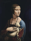 Retrato de "A Dama com Arminho" de Leonardo da Vinci, apresentando uma jovem elegante segurando um arminho branco contra um fundo escuro. A mulher veste um vestido azul e vermelho, com um colar de contas escuras, e olha para a direita da imagem, exibindo uma expressão serena.