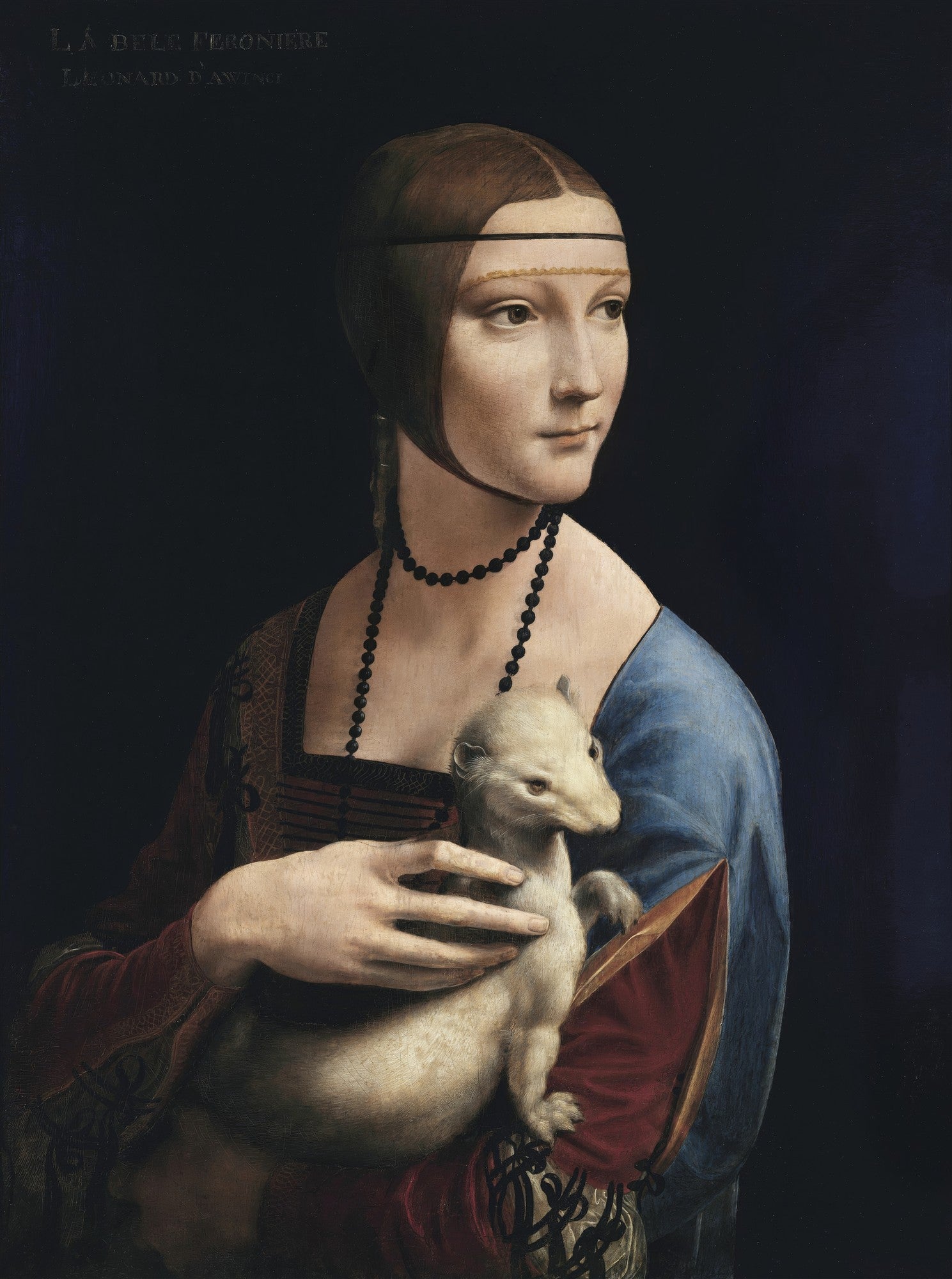 Retrato de "A Dama com Arminho" de Leonardo da Vinci, apresentando uma jovem elegante segurando um arminho branco contra um fundo escuro. A mulher veste um vestido azul e vermelho, com um colar de contas escuras, e olha para a direita da imagem, exibindo uma expressão serena.