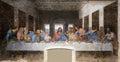 Quadro decorativo A Última Ceia de Leonardo Da Vinci, retratando Jesus e os doze apóstolos sentados à mesa durante a refeição, com expressões variadas de surpresa e consternação, em tons terrosos e azuis.