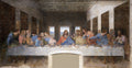 Quadro decorativo da pintura A Última Ceia de Leonardo da Vinci, mostrando Jesus e seus doze apóstolos sentados à mesa durante a refeição. As expressões faciais são de surpresa e consternação, com uma perspectiva profunda da sala.