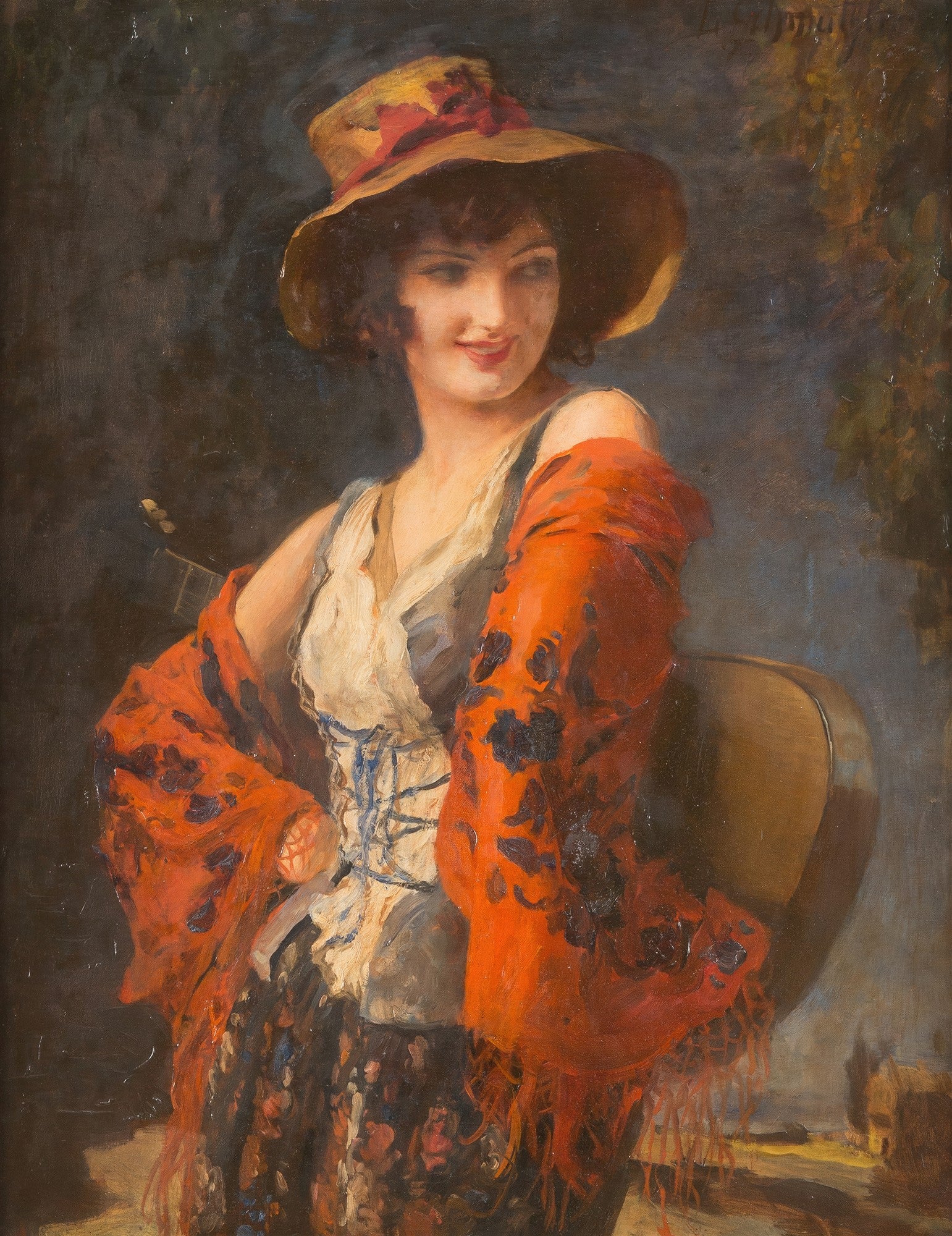 Retrato de uma mulher jovem sorrindo, vestindo um chapéu de palha, blusa branca, saia escura estampada e um xale vermelho vibrante, com um violão nas costas. Obra de Leopold Schmutzler, intitulada 'A Cigana'.