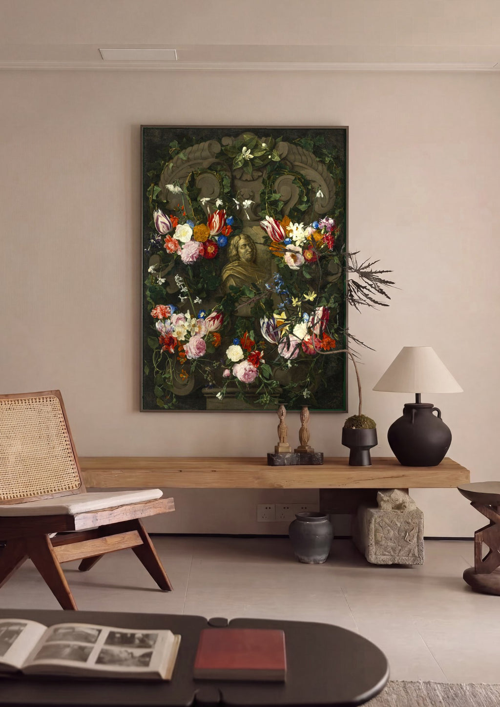Quadro Decorativo Busto e Guirlanda Floral - Nicolas Poussin em ambiente decorado