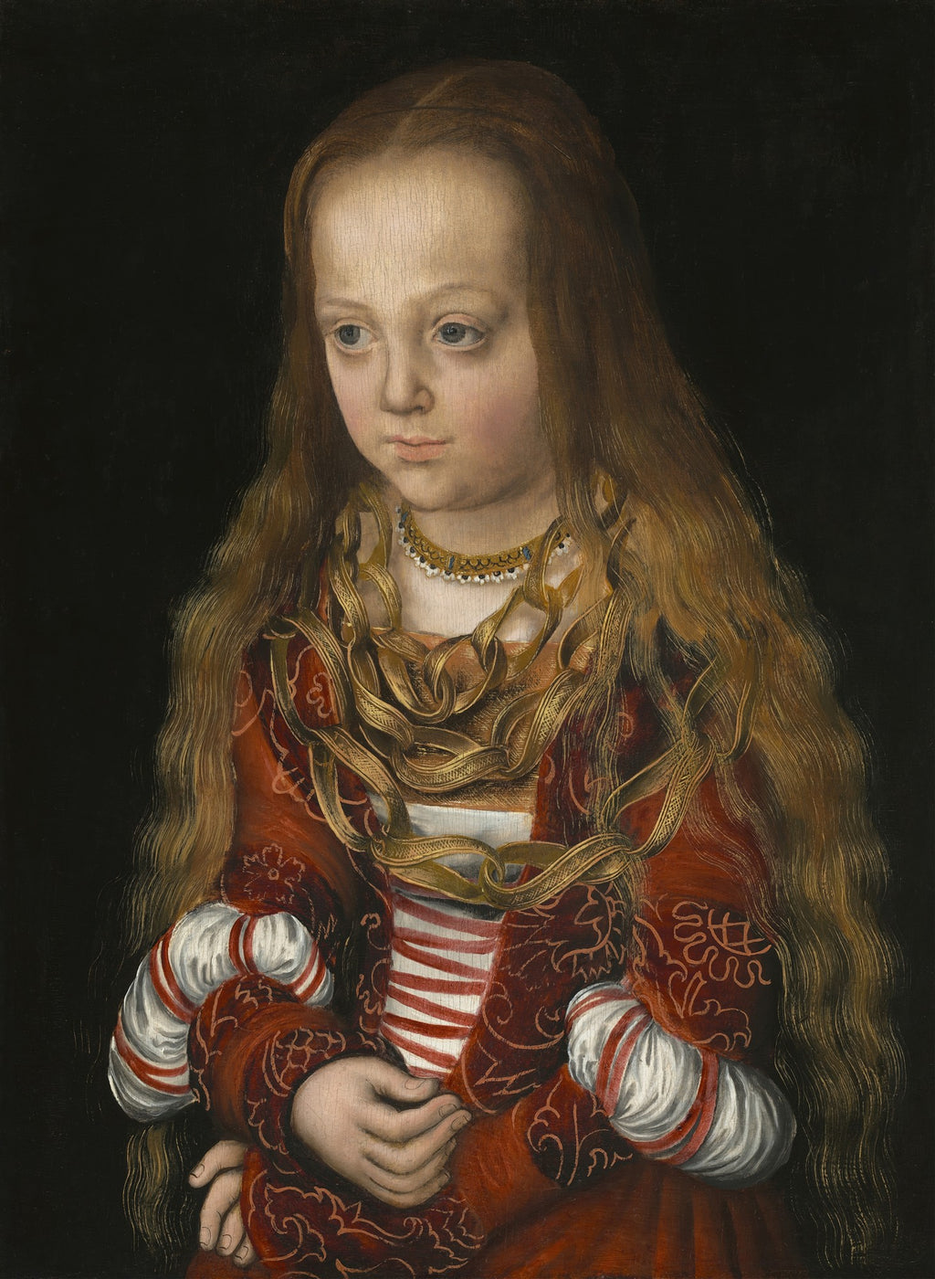 Retrato de uma menina renascentista de Lucas Cranach, o Velho. Ela tem cabelos longos e ruivos, olhos azuis, vestindo um vestido vermelho bordado com detalhes dourados e um colar de pérolas, em um fundo escuro.