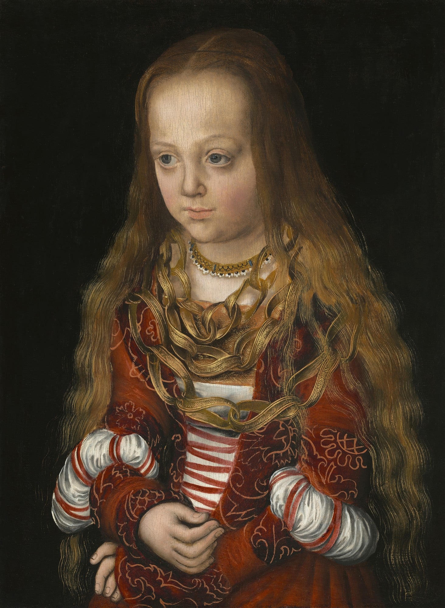 Retrato de uma menina renascentista de Lucas Cranach, o Velho. Ela tem cabelos longos e ruivos, olhos azuis, vestindo um vestido vermelho bordado com detalhes dourados e um colar de pérolas, em um fundo escuro.