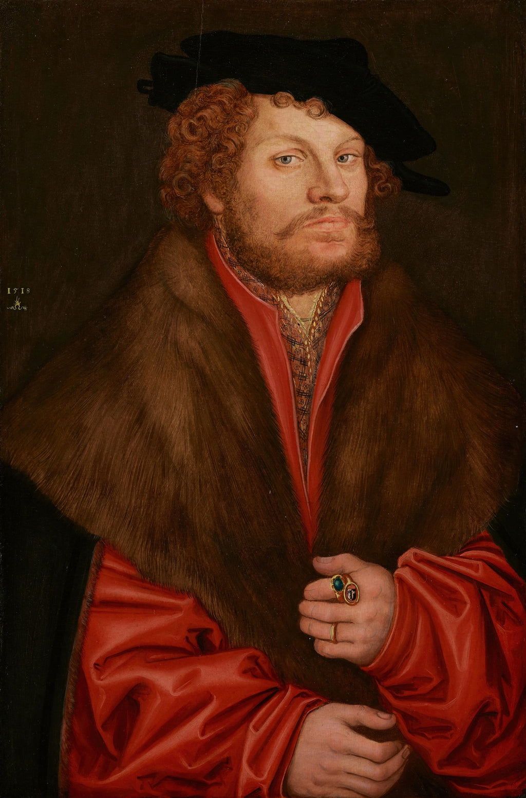 Retrato de um homem com barba ruiva e cabelo cacheado, usando chapéu preto, casaco de pele marrom e camisa vermelha vibrante, pintado por Lucas Cranach, o Velho.