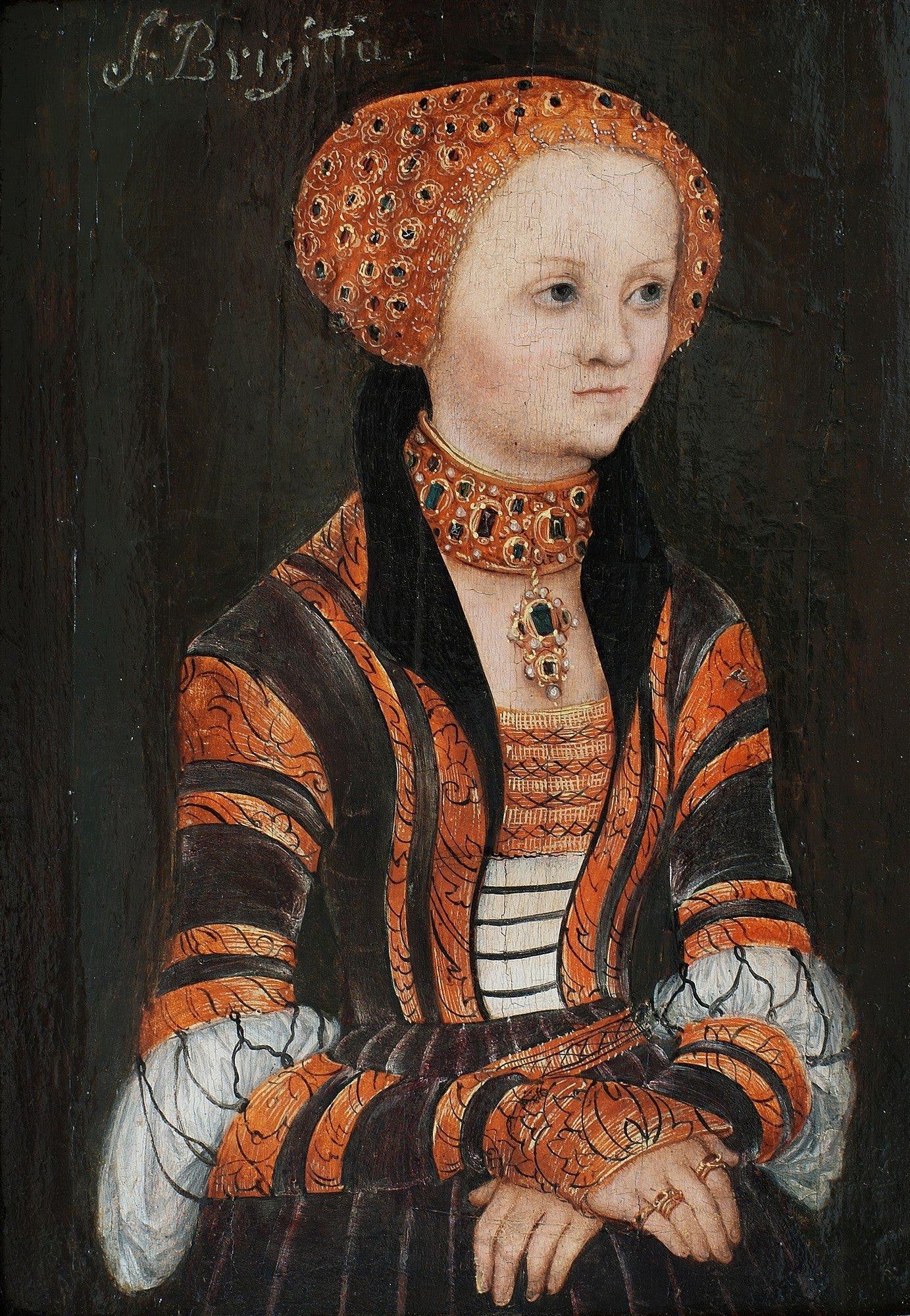 Retrato renascentista de uma mulher jovem, atribuído a Lucas Cranach, o Velho. A mulher usa um toucado elaborado e um colar cravejado de joias, sobre um vestido com detalhes em laranja e preto. O fundo é escuro.