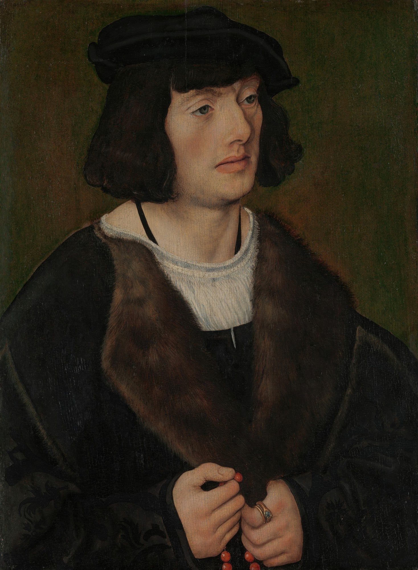 Retrato a óleo de um jovem com cabelos escuros e chapéu preto, vestindo uma túnica escura com gola branca e pele marrom, segurando um rosário vermelho. Fundo verde escuro.