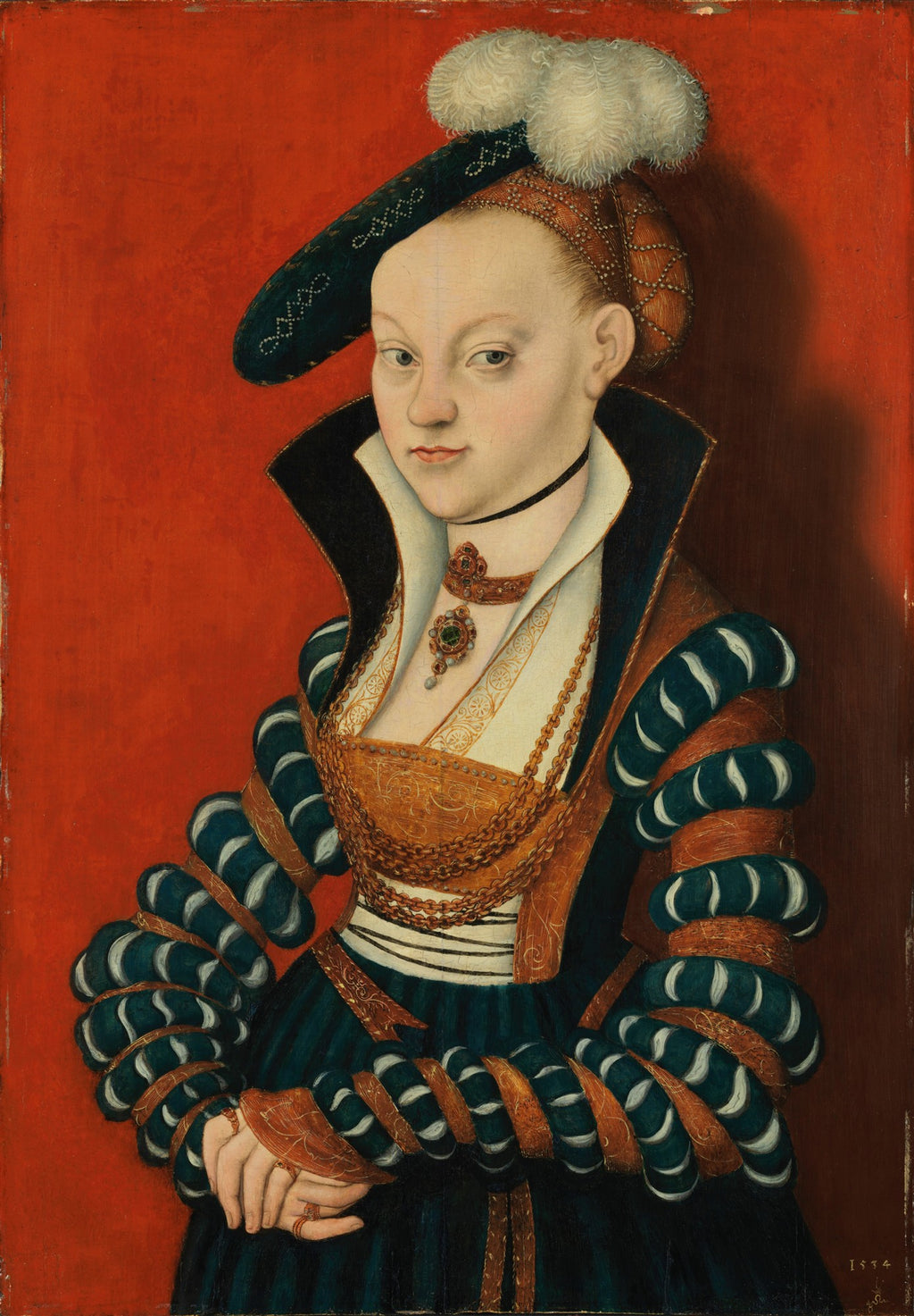 Retrato de uma jovem mulher do século XVI, pintado por Lucas Cranach, o Velho. A mulher tem pele clara, está vestida com um traje renascentista adornado com joias e um chapéu com plumas, em um fundo vermelho.