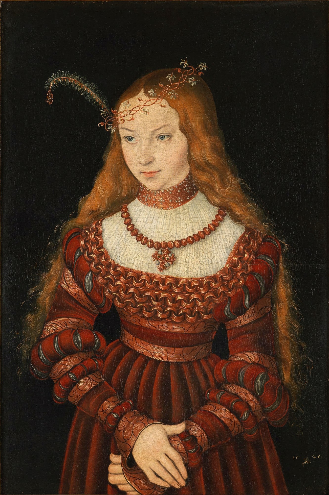 Retrato de uma jovem princesa do Renascimento, com longos cabelos ruivos, vestindo um elaborado vestido vermelho e joias, em fundo escuro. Obra de Lucas Cranach, o Velho.