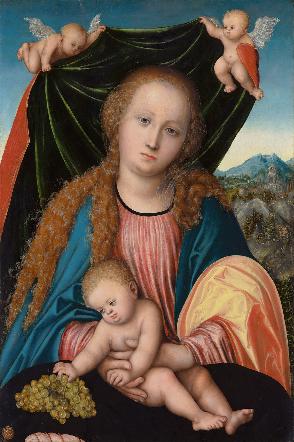 Quadro decorativo com a pintura 'A Virgem e o Menino com um Cacho de Uvas' de Lucas Cranach, o Velho. A Virgem Maria de cabelos ruivos e olhar melancólico segura o Menino Jesus, que segura um cacho de uvas. Anjos com asas brancas seguram um manto verde escuro ao fundo, e uma paisagem montanhosa é visível.