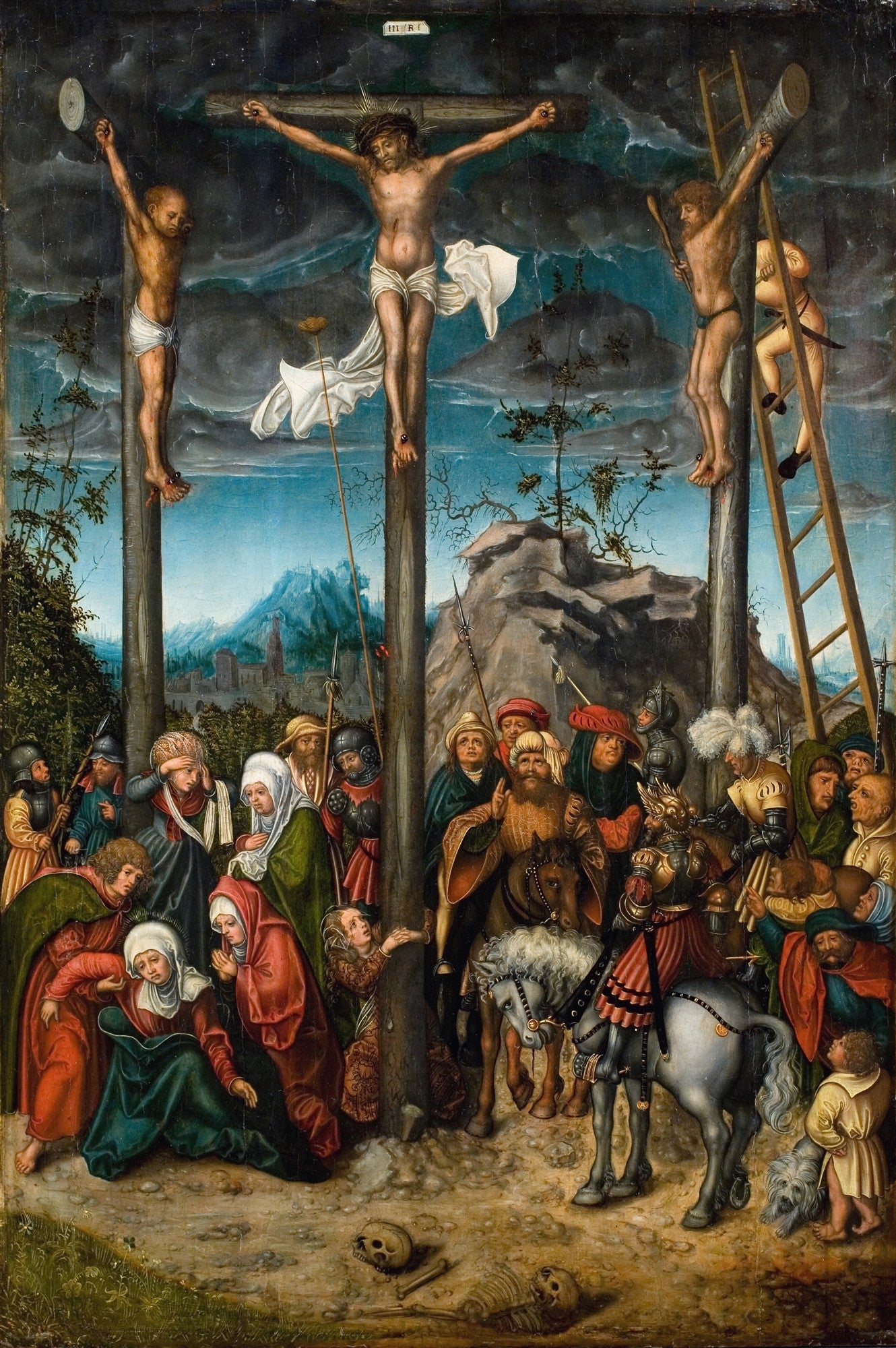 Uma pintura a óleo de 'A Crucificação' de Lucas Cranach, o Velho. Três figuras estão crucificadas contra um céu dramático. A figura central é Jesus Cristo, ladeado por dois ladrões. Abaixo, uma multidão de figuras, incluindo Maria e São João, lamenta e observa a cena. Esqueletos e crânios jazem no chão. A paleta de cores é escura e intensa, com azuis profundos, vermelhos e tons terrosos.