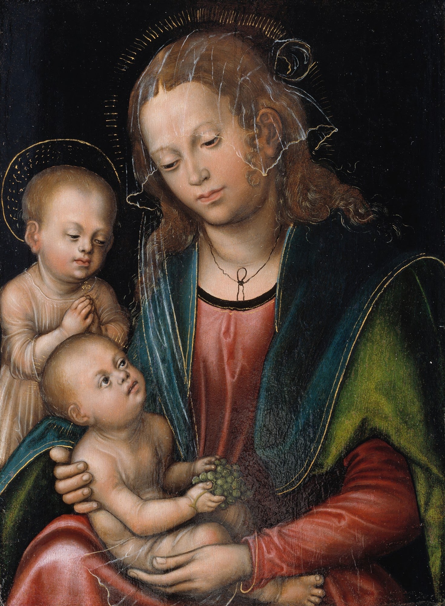Quadro 'A Virgem e o Menino com São João Batista' de Lucas Cranach, o Velho. A Virgem Maria segura o menino Jesus, enquanto São João Batista, à esquerda, reza. Cores escuras e realismo renascentista.