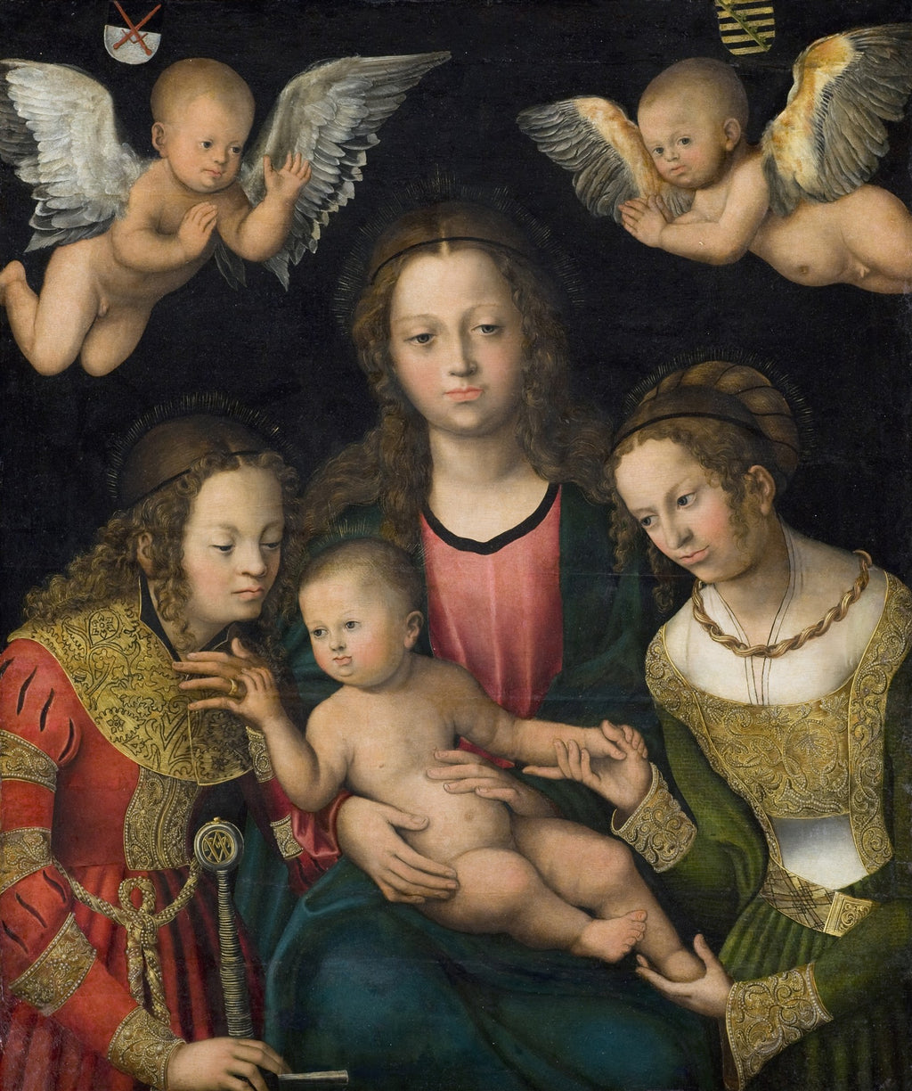 Pintura renascentista de Lucas Cranach, o Velho, mostrando a Virgem Maria com o Menino Jesus, Santa Catarina e Santa Bárbara, e dois anjos flutuando acima, em tons de vermelho, verde e dourado sobre fundo escuro.