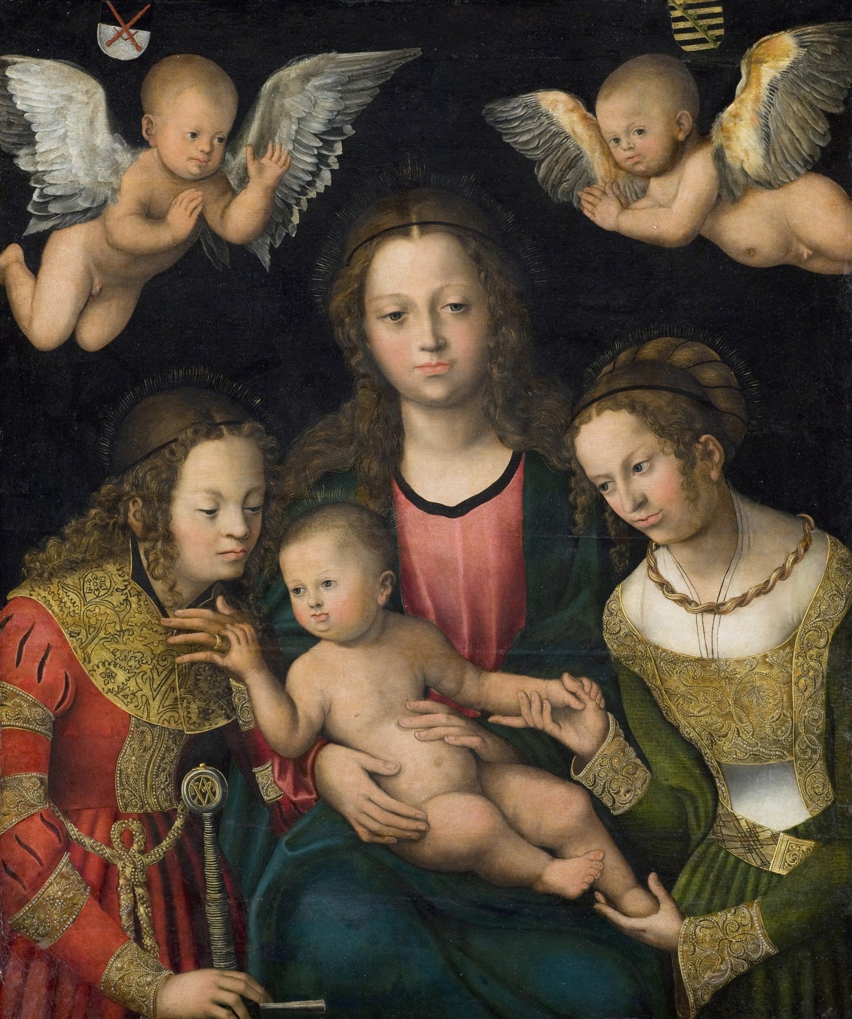 Pintura renascentista de Lucas Cranach, o Velho, mostrando a Virgem Maria com o Menino Jesus, Santa Catarina e Santa Bárbara, e dois anjos flutuando acima, em tons de vermelho, verde e dourado sobre fundo escuro.