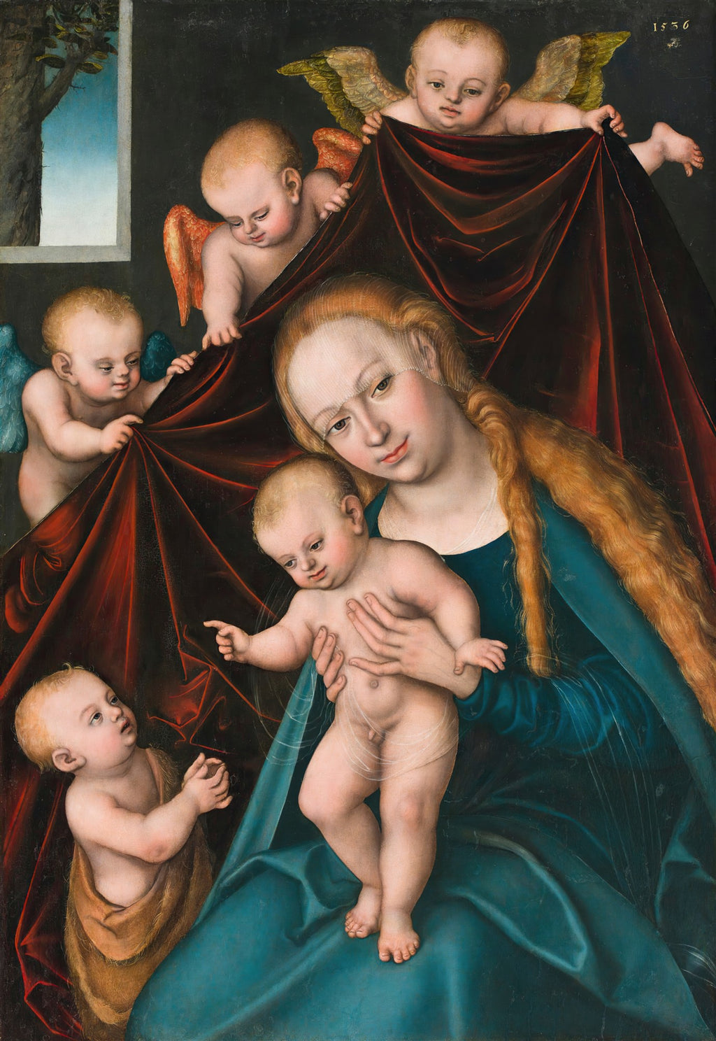 Madona ruiva sentada em vestido azul, segurando o Menino Jesus nu. Três anjos e São João Batista criança brincam com um manto vermelho ao redor deles. Fundo escuro com janela e árvore. Pintura de Lucas Cranach, o Velho.