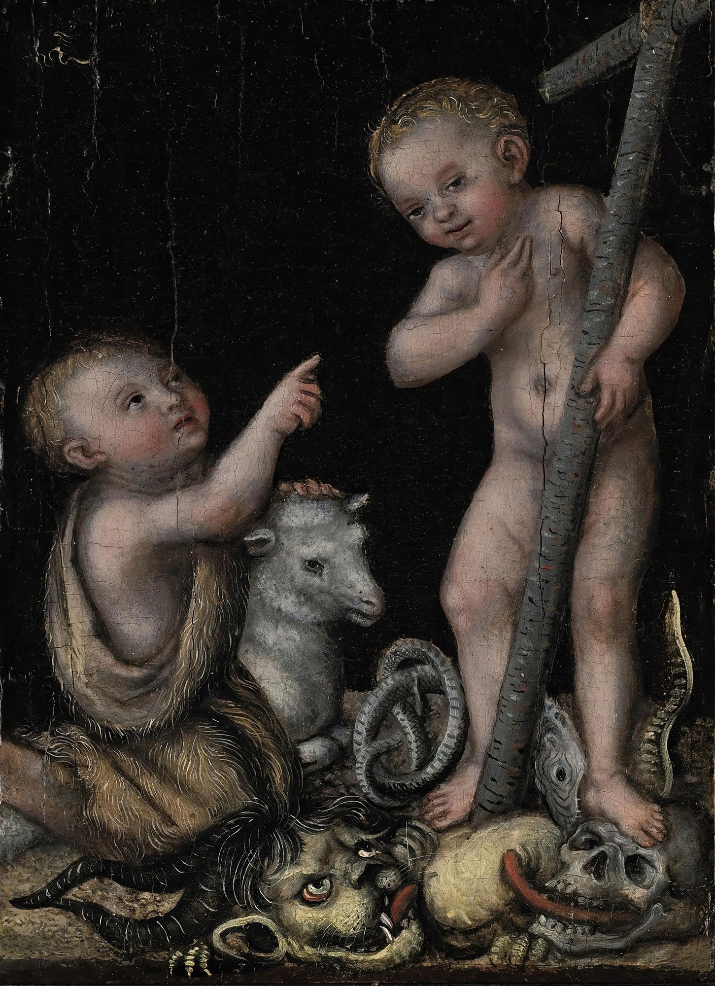Pintura renascentista de Lucas Cranach, o Velho, retratando dois meninos pequenos, um nu segurando uma cruz de madeira e o outro vestido com pele de carneiro apontando para ele, com um cordeiro e elementos simbólicos como uma serpente e caveiras aos seus pés, em um fundo escuro.