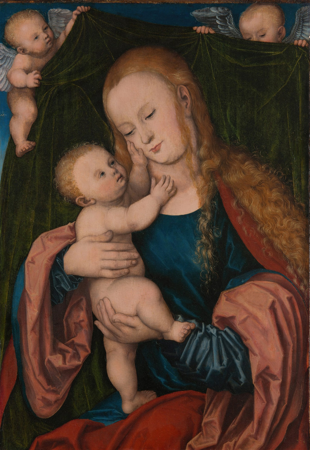 Madona e o Menino de Lucas Cranach, o Velho. A Virgem Maria, com cabelos ruivos, segura o Menino Jesus. Dois anjos pequenos aparecem no topo da tela, segurando um pano verde escuro. O Menino Jesus olha para a Virgem, que tem um semblante sereno e angelical.