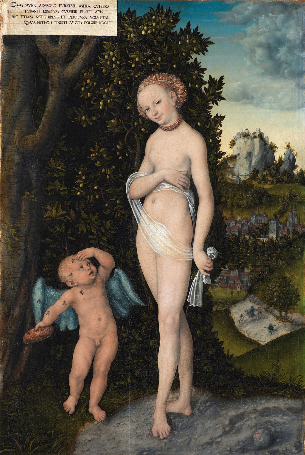 Quadro decorativo "Vênus e Cupido" de Lucas Cranach, o Velho. Uma mulher nua, Vênus, e um Cupido alado que foi picado por uma abelha. O cenário é uma floresta com uma paisagem montanhosa ao fundo.