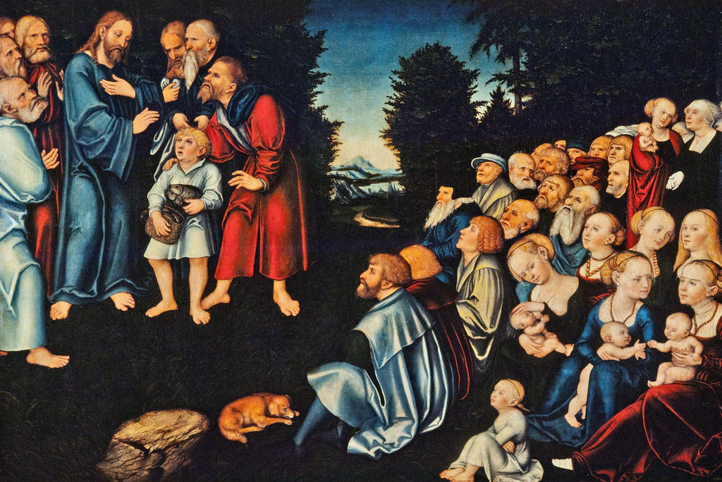 Pintura 'A Multiplicação dos Pães' de Lucas Cranach, o Velho, mostrando Jesus e seus discípulos alimentando uma multidão, com destaque para a figura de Jesus e um menino com peixes e pães. A cena é ambientada em um campo verde escuro com árvores ao fundo e um céu azul anil, com muitas pessoas e um cachorro.