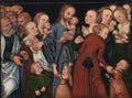 Pintura de Lucas Cranach, o Velho, representando Jesus Cristo no centro, rodeado por um grupo de crianças e adultos. Jesus segura uma criança enquanto outras crianças são apresentadas a ele por mulheres e homens. A cena é emotiva e mostra a interação entre Jesus e os pequenos. O fundo é escuro e há uma inscrição em latim na parte superior.