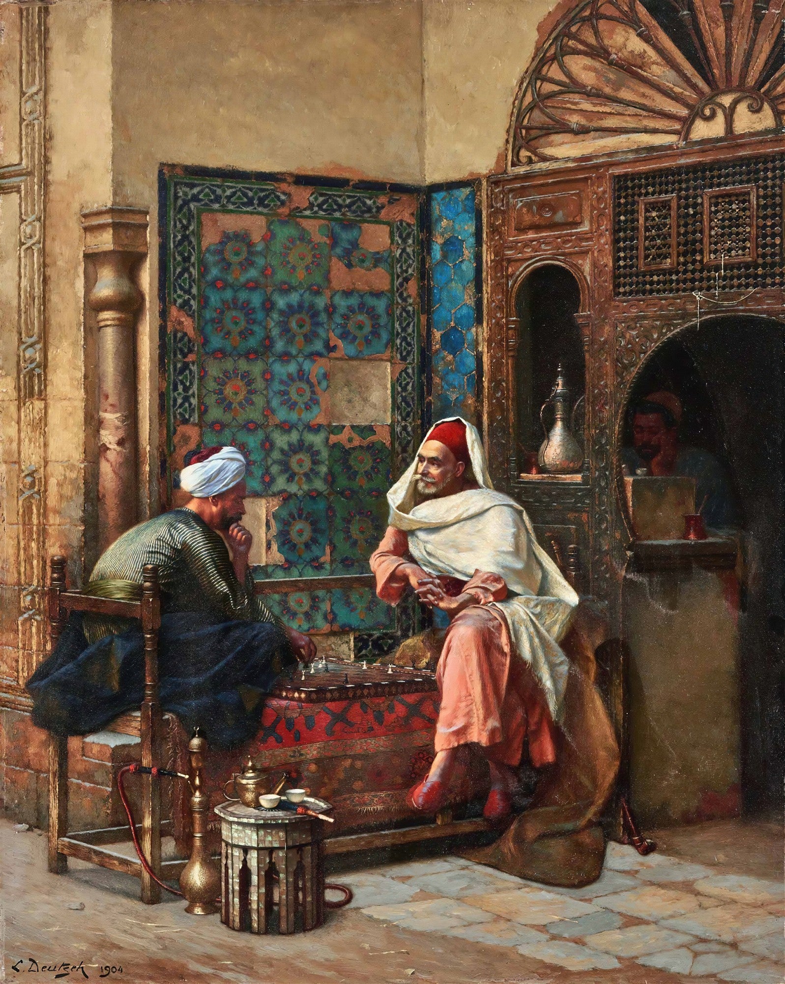 Quadro decorativo mostrando dois homens orientais jogando xadrez em um ambiente ricamente decorado com azulejos e entalhes de madeira, assinado por Ludwig Deutsch em 1904.