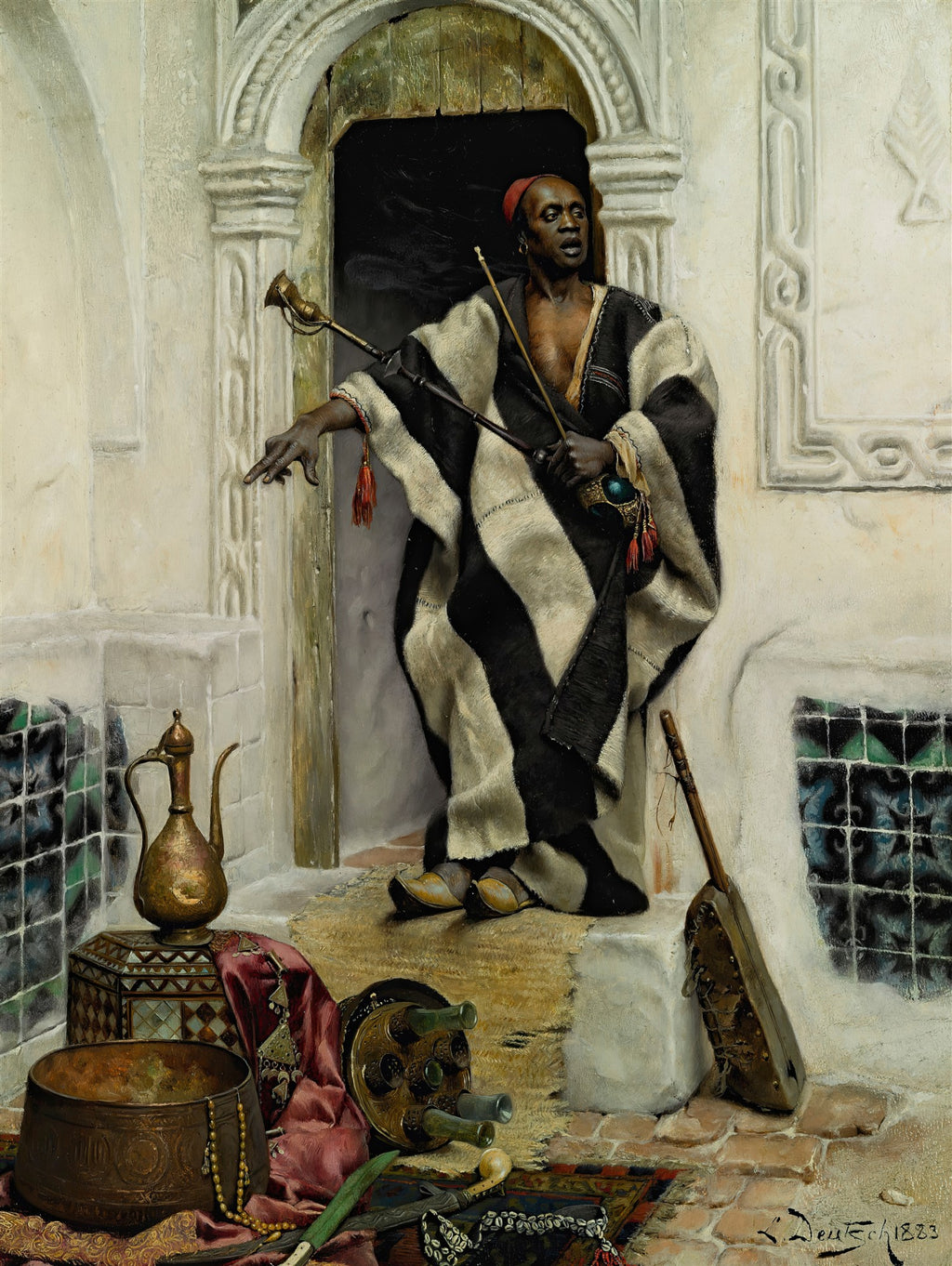 Quadro decorativo "O Músico" de Ludwig Deutsch, mostrando um homem de pele escura com vestes listradas em preto e branco, um chapéu vermelho, segurando um instrumento musical, em uma porta árabe com azulejos verdes e objetos de bronze no chão. A luz incide sobre o personagem e os detalhes do ambiente.